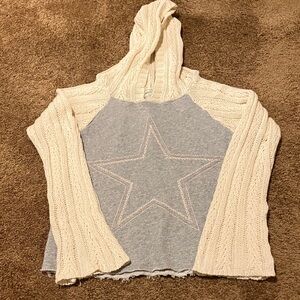 HELLO NITE. Cozy Cream and Gray Star Sweater With Hood. Size Small. Cute! EUC